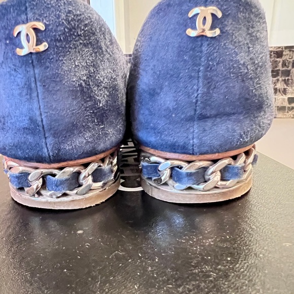 Used classic Chanel flats in suede - Picture 2 of 7
